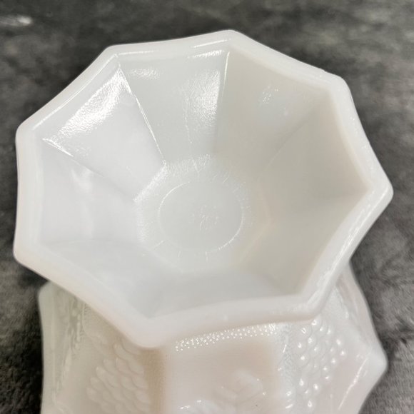 Vintage Anchor Hocking Milk Glass Pedestal Dish with Lid Candy Treats Grapevine - Picture 11 of 12